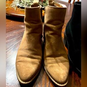Excellent condition zip up suede bootie by Universal Thread - size 6.5